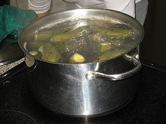 Boil guineos in salted water for 20 minutes.